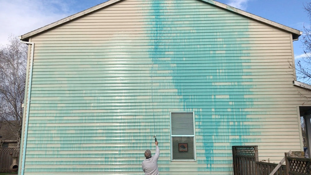 Load video: 20 second video showing 36 foot vertical reach of the Siding-Jet sprayer